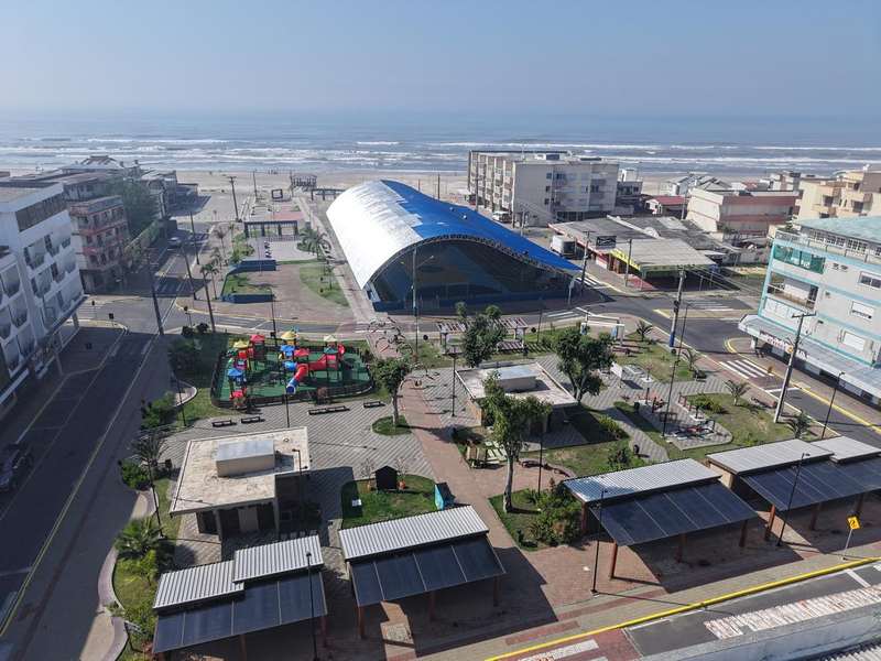 Praça Central e Praia de Arroio do Silva
