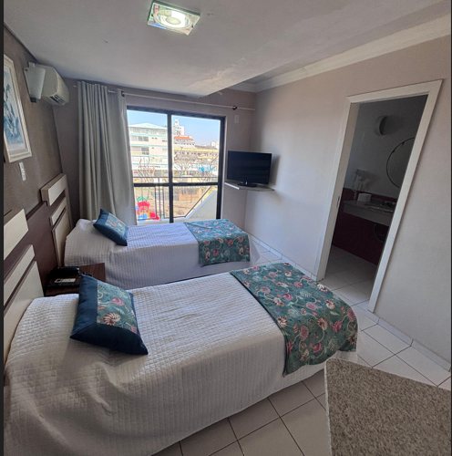 Quarto com duas camas de solteiro